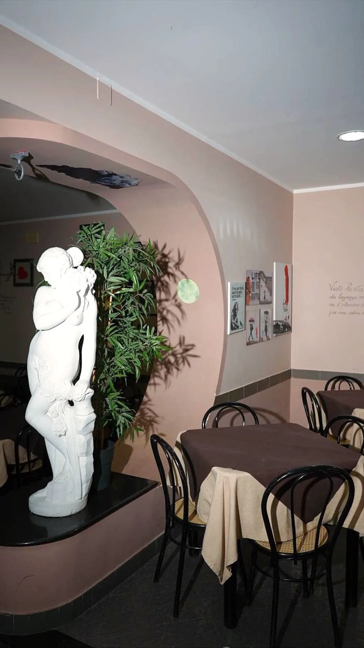 La statua in mezzo alla sala